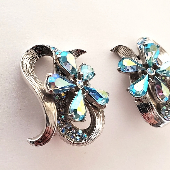 Schiaparelli - Signed Vintage AB Crystal Clip-on Earrings Flower & Ribbon Design - Picture 2 of 9